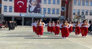 8 lerin Sarı zeybek performansı